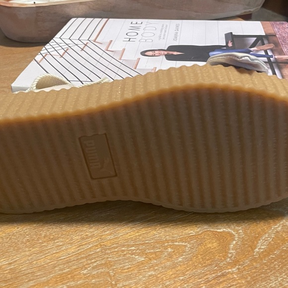 Puma x fenty bow creeper puma.  Size 5.5 cream color. Like New - Picture 4 of 5